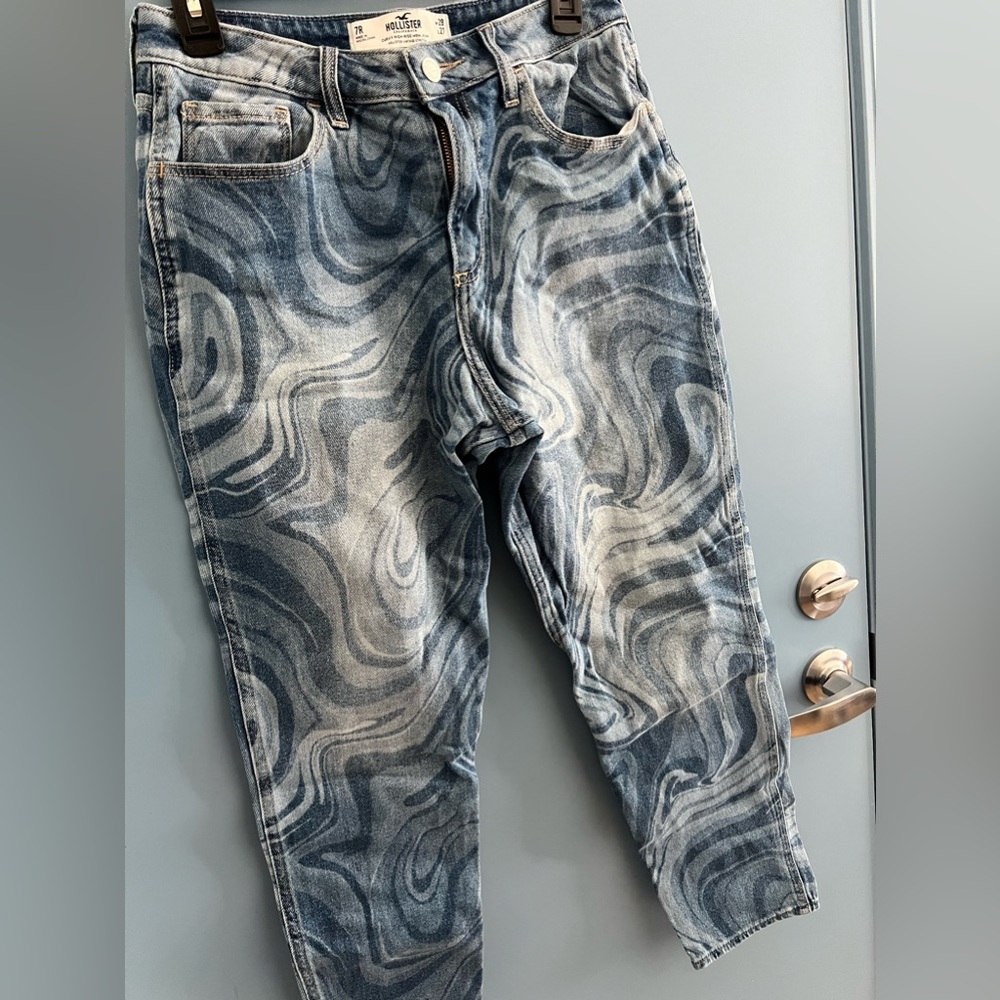Hollister curvy mom jean. Size 7R. *wrinkled bc folded up*